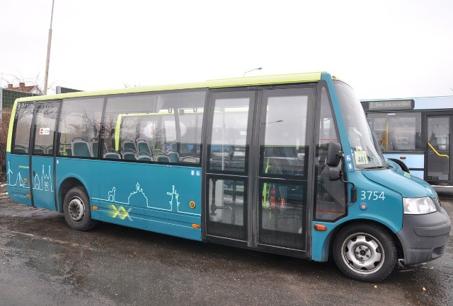 Nowe autobusy stoją już na placu manewrowym szczecineckiej Komunikacji. 
