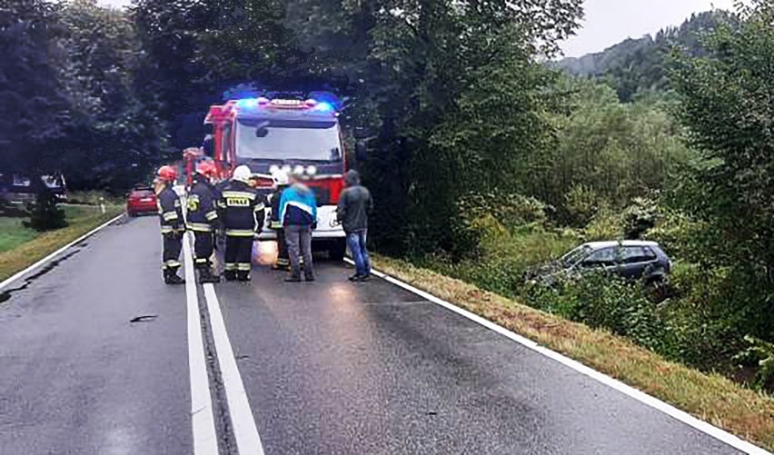 Żegiestów. Volkswagen polo wpadł do przydrożnego rowu