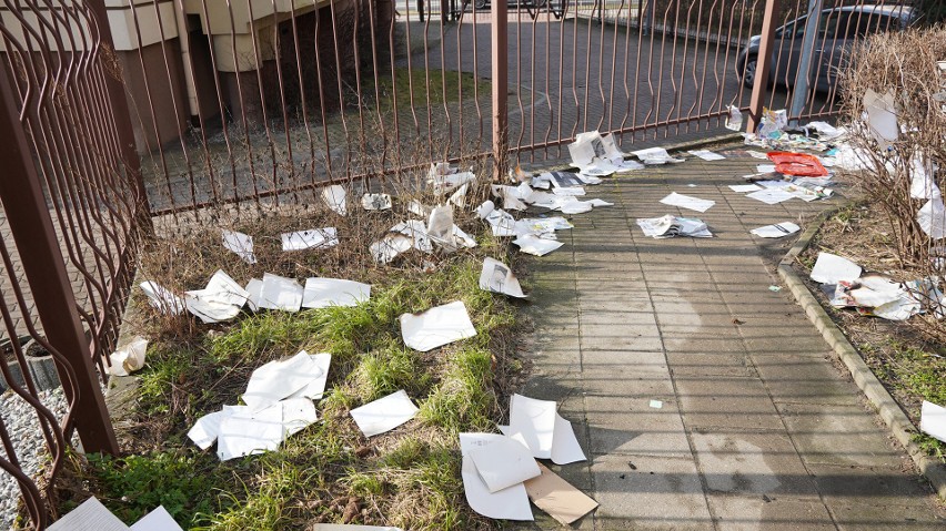 Białystok. Pożar mieszkania na osiedlu Mickiewicza. Doszło do wybuchu. Poszkodowana jedna osoba i pies. Siedem zastępów na miejscu [ZDJĘCIA]