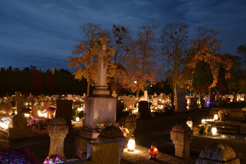 Tak o zmroku prezentują się cmentarze parafialne w Sępólnie...
