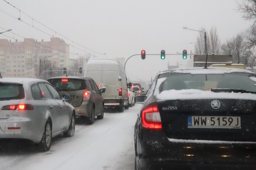 Zima w Łodzi. Opady śniegu i korki na drogach. Zobacz, jak...