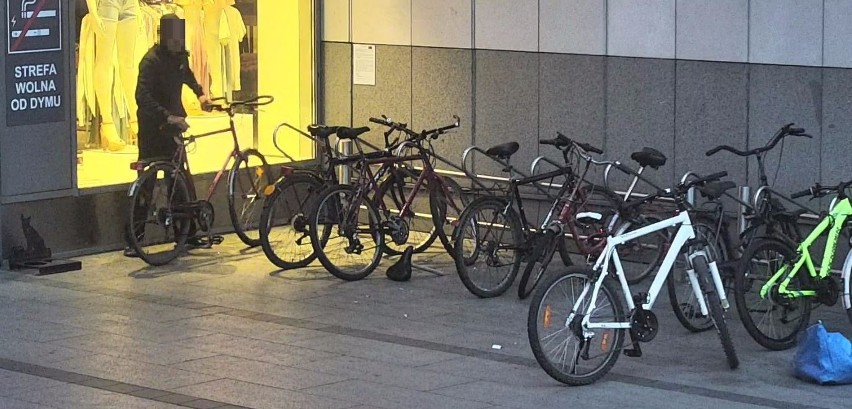 Kraków. Chciał ukraść rowery stojące przed galerią. Nagrały go kamery