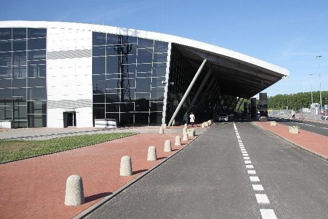 Pierwsi pasażerowie w nowym terminalu lotniska.
