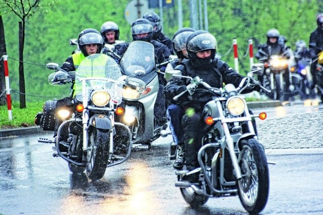 Motocykliści zgodnie przyznają, że jazda w deszczu przy niskich temperaturach nie należy ani do łatwych, ani do przyjemnych.