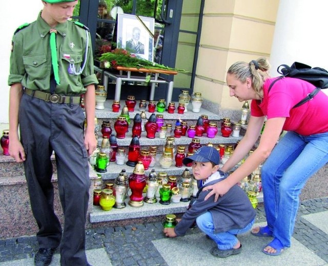 &#8211; Przyszliśmy oddać hołd zmarłemu prezydentowi, bo był bardzo dobrym człowiekiem &#8211; mówi Alicja Cimochowska. &#8211; Wciąż mam nadzieję, że Gajewski żyje i wróci do urzędu.