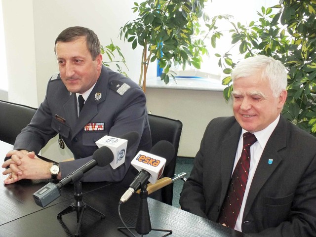 Generał Krzysztof Żabicki i starosta starachowicki Andrzej Matynia na konferencji prasowej