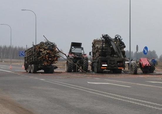 Tragedia na obwodnicy. Traktor zderzył się z ciężarówką (zdjęcia)