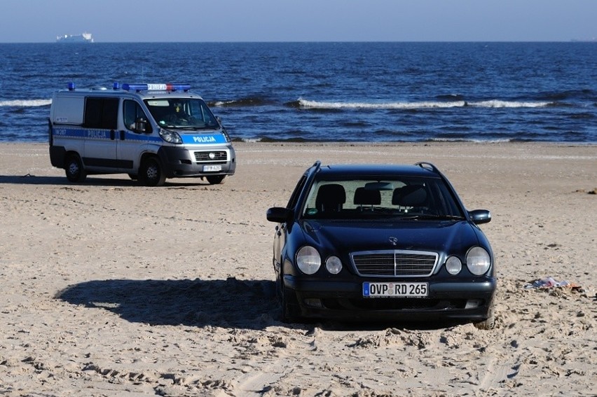Ciekawe znalezisko na plaży: Ktoś porzucił mercedesa [zdjęcia]