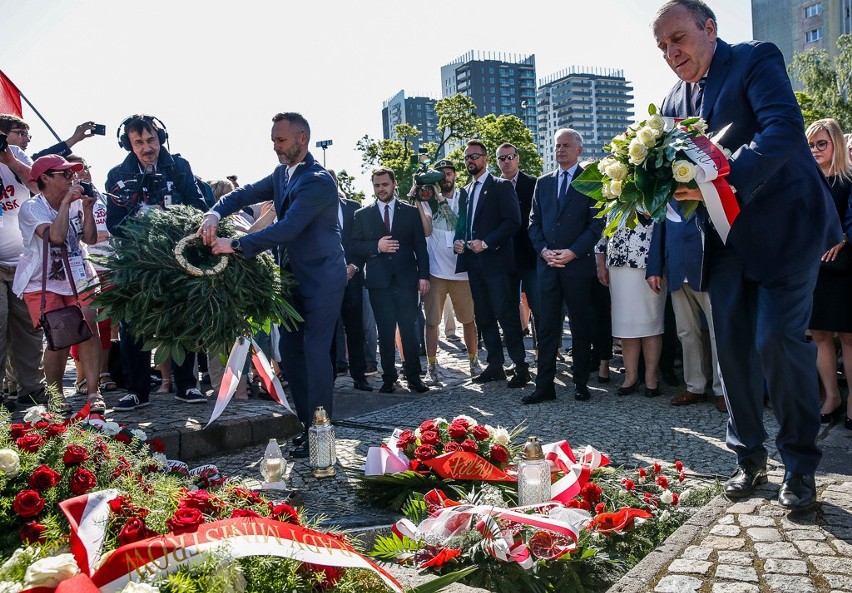 30. rocznica wyborów 4 czerwca. Samorządowcy i politycy złożyli kwiaty przed Pomnikiem Poległych Stoczniowców. Piknik przed ECS [zdjęcia]