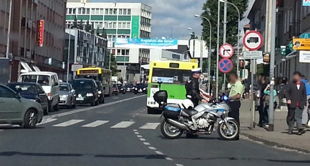 Kierowca autobusu gwałtownie hamował