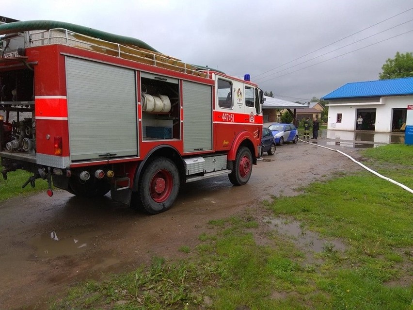 Coraz więcej zgłoszeń o zalanych domach. W Lipinkach nadmiaru wody nie wytrzymały stawy, uszkodzona jest sieć kanalizacyjna NOWE ZDJĘCIA