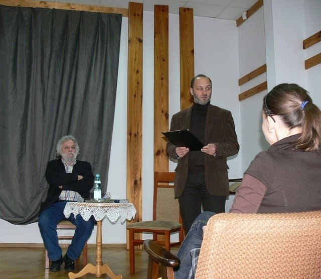 Spotkanie czytelników z Jerzym Illgiem (pierwszy z lewej) w Miejskiej Bibliotece Publicznej w Tarnobrzegu zostało zainaugurowane krótkim wystąpieniem lokalnego poety Grzegorza Kociuby (w środku).