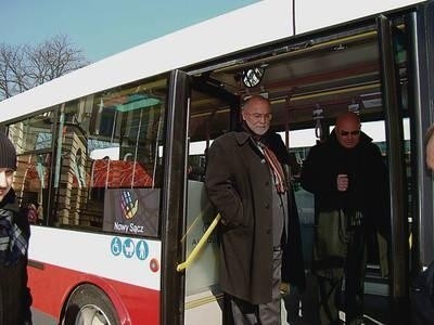Ryszard Nowak i Jerzy Gwiżdż nie mają zamiaru przesiąść się do autobusu. Na zdjęciu panowie oglądają nowe nabytki MPK.