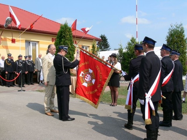 Sztandar przekazują tarnobrzeski poseł Mirosław Pluta i Edward Szlichta członek zarządu głównego Związku Ochotniczych Straży Pożarnych RP