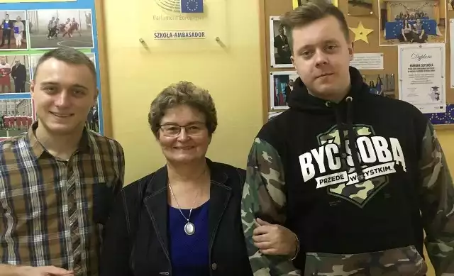 Edgar Kobos (z lewej), wiceprzewodniczący Rady Dzieci i Młodzieży przy Ministrze Edukacji Narodowej - na zdjęciu z Barbarą Cieplińską i Maciejem Fijałkowskim - prowadził Lekcję Europejską w buskim "Ekonomiku".