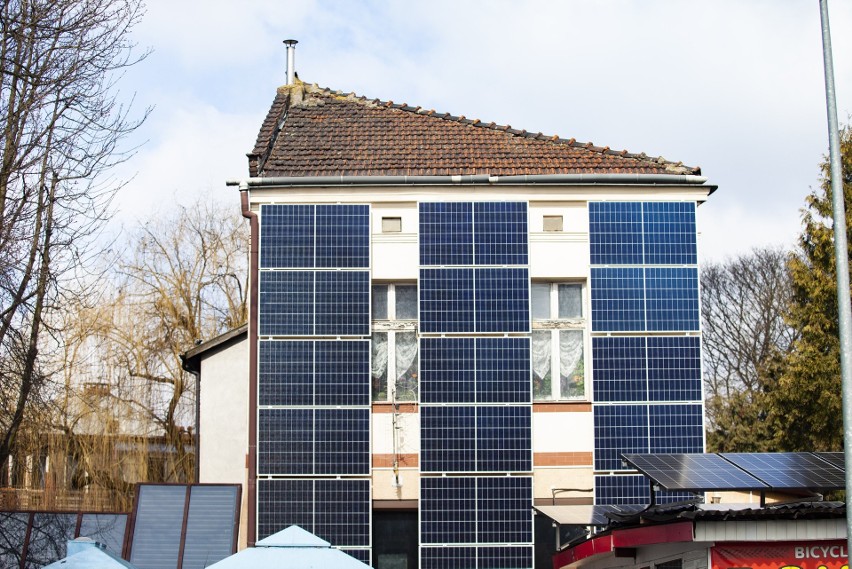 Kraków. Dom cały w panelach solarnych. Są na dachu i na ścianach! [18.03.2021]