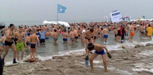 Wspólna kąpiel na plaży w Mielnie.