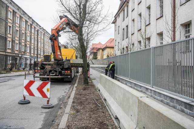 Jeszcze pod koniec ubiegłego roku wymieniono płot wzdłuż całej jednostki wojskowej. Teraz przed płotem na chodniku ustawiane są betonowe zapory. Wszystko w ramach ochrony stacjonujących tam Amerykanów.Przejdź do kolejnego zdjęcia --->ZOBACZ TEŻ: Olbrzymi podziemny obiekt pod Poznaniem. Niezwykłe odkrycie z czasów PRL i zimnej wojny [ZDJĘCIA]