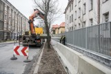 Poznań: W centrum miasta na chodniku ustawiają betonowe zapory [ZDJĘCIA]