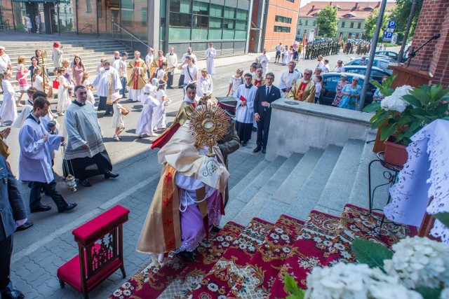 "W uroczystość Najświętszego Ciała i Krwi Chrystusa oddawaliśmy cześć i uwielbienie Jezusowi obecnemu pod postaciami eucharystycznymi" - napisano na stronie bydgoskiej Katedry