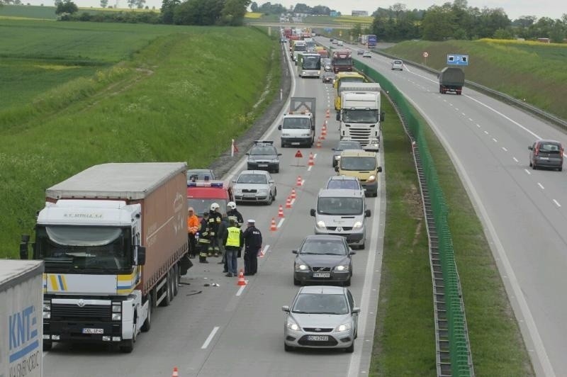 Wypadek na autostradzie A4. Ford uderzył w ciężarówkę. Trzy osoby ranne (ZDJĘCIA)