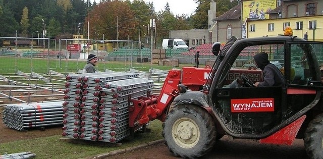 Montaż dodatkowych trybun na stadionie w Bytowie.