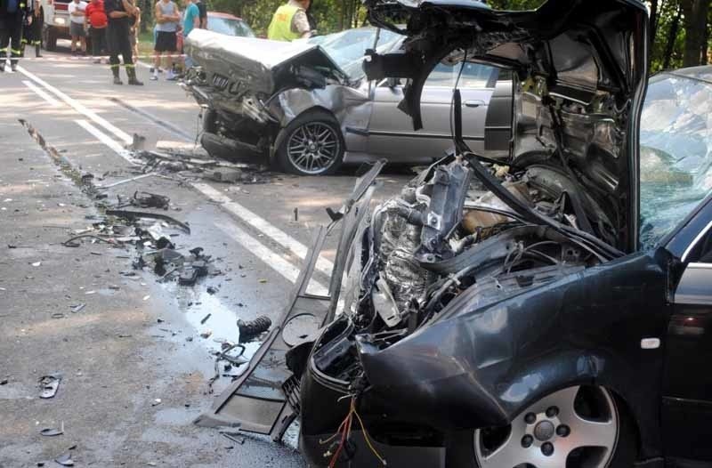 Wypadek na ósemce. Audi zderzylo sie z bmw, sześc osób...