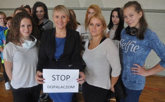 Anna Włodarczyk, psycholog i terapeutka uzależnień (na zdjęciu z plakatem), już od 12 lat  organizuje w Kluczborku akcje profilaktyczne dla młodzieży „Stop narkotykom!”