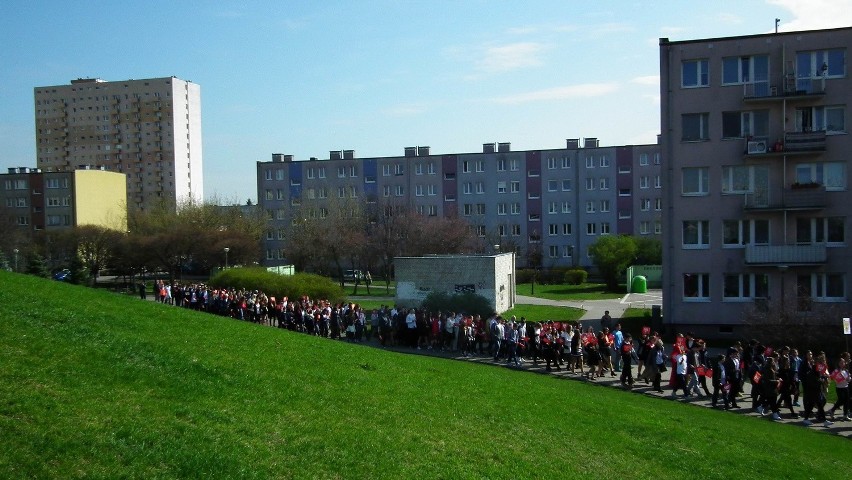 Na górce obok kościoła na os. Wichrowe Wzgórze zgromadzili...