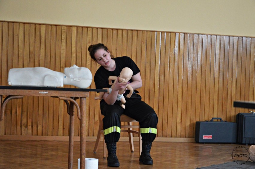 Strażacy z OSP Świętoszówka szkolą, jak udzielać pierwszej pomocy dzieciom ZDJĘCIA