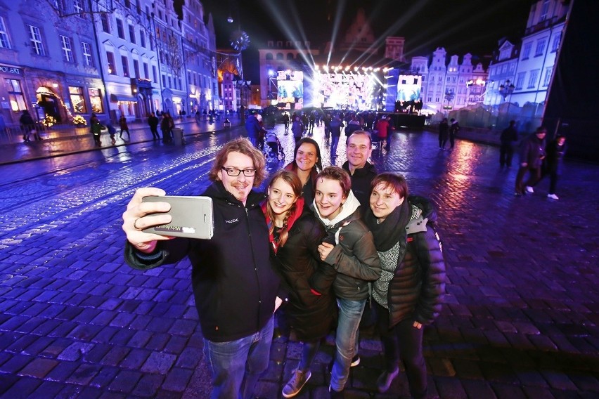 Sylwester 2017 na wrocławskim Rynku. Tak wrocławianie przywitali Nowy Rok [MNÓSTWO ZDJĘĆ]