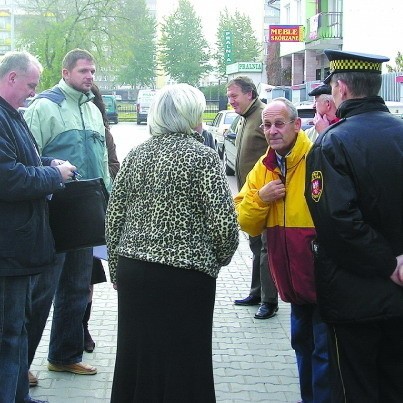 Mieszkańcy ul. Niewiarowskiego spotkali się z urzędnikami na swojej ulicy