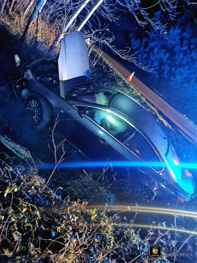 Do niebezpiecznego zdarzenia drogowego doszło w niedzielny wieczór w Henrykowie koło Lubochni. Dwie osoby zostały zabrane do szpitala.
