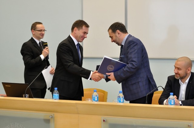 W czasie spotkania przedłużono na kolejne pięć lat umowę o współpracy między uniwersytetem a firmą Capgemini Polska.