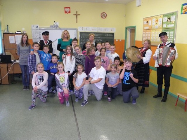 Warsztaty taneczno - muzyczne w szkole podstawowej w Policznie.