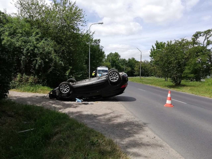 Auto na dachu w centrum Wrocławia. Kierowca w szpitalu