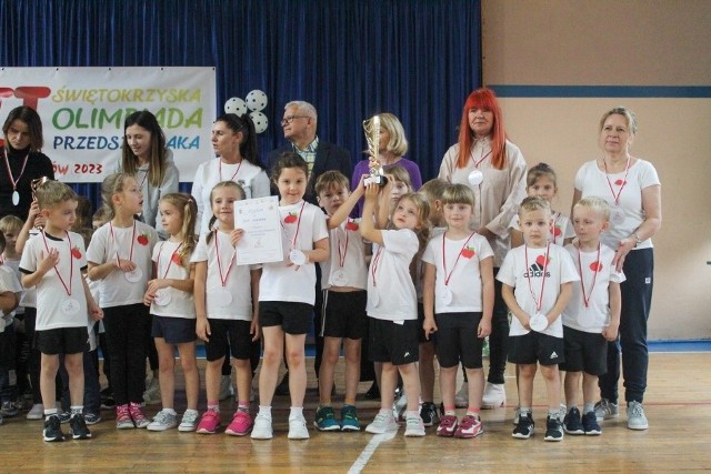 W hali sportowej Publicznej Szkoły Podstawowej w Obrazowie  odbył się etap gminny III Świętokrzyskiej Olimpiady Przedszkolaka. Więcej na kolejnych zdjęciach