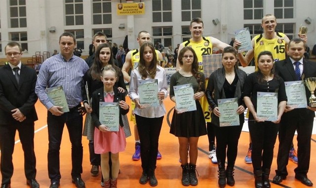 Po meczu nagrody i wyróżnienia otrzymał tłum sportowców, trenerów i zasłużeni działacze sportowi z Łańcuta.