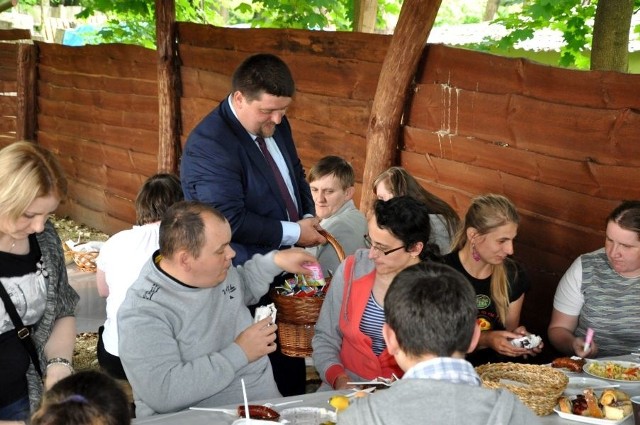 Podczas festynu w Lisowie, starosta kielecki Michał Godowski chodził z koszykiem słodyczy, które dostali potem uczestnicy.