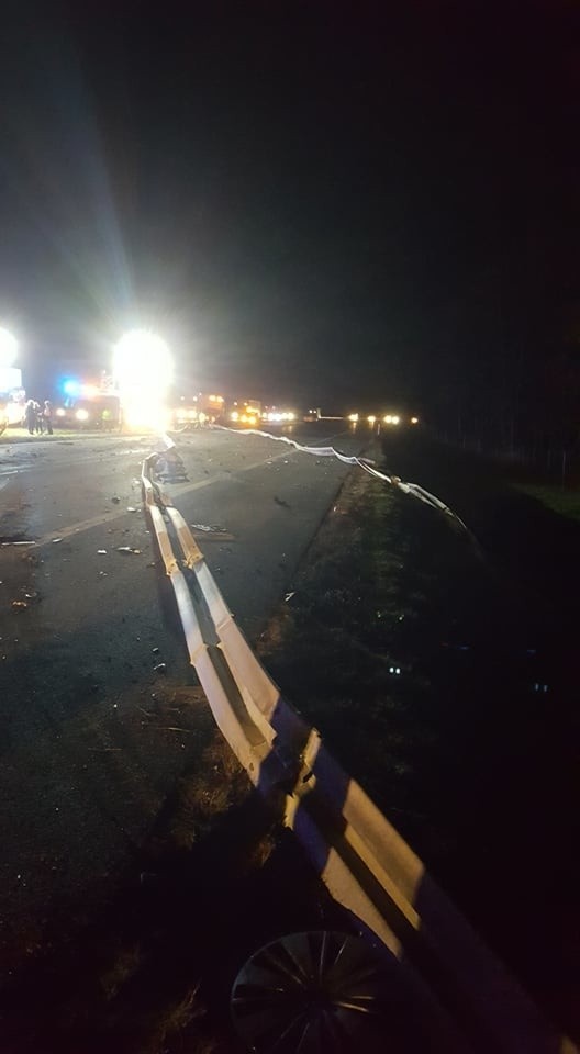 Wypadek na autostradzie A4. Tir wypadł z drogi, uszkodził trzy inne pojazdy osobowe i ciężarowy