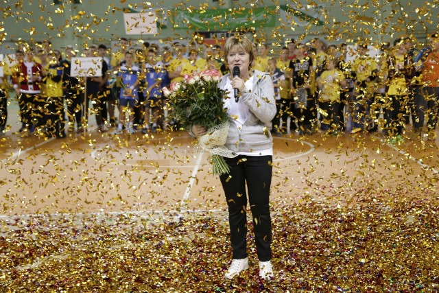 Na zdjęciu Grażyna Jarosz podczas zakończenia jednej z edycji Małej Ligi Piłki Ręcznej.