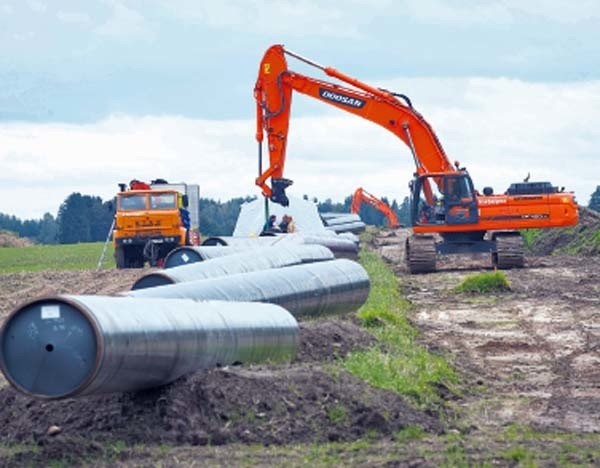 Rury są porozkładane na polach pod Sławnem. Prace związane z budową gazociągu mają potrwać maksymalnie do końca października 2013. 