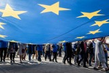 Zrób sobie zdjęcie z jednym z symboli Unii Europejskiej i 9 maja, czyli w Dniu Europy, wrzuć je na Facebooka