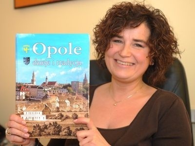 Dorota Michniewicz, naczelnik wydziału kultury urzędu miasta, prezentuje monografię Opola.