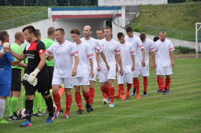 Futboliści Granatu Skarżysko (na pierwszym planie) wygrali już osiem pojedynków w lidze.