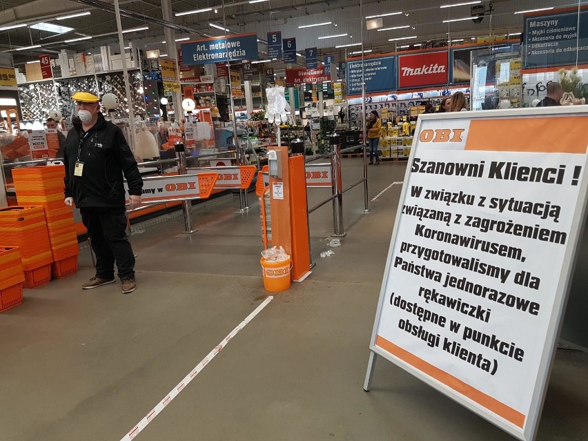 Nowe ograniczenia związane z walką z koronawirusem w Polsce! W sklepach limit osób, przed wejściem do sklepu musisz ubrać rękawiczki