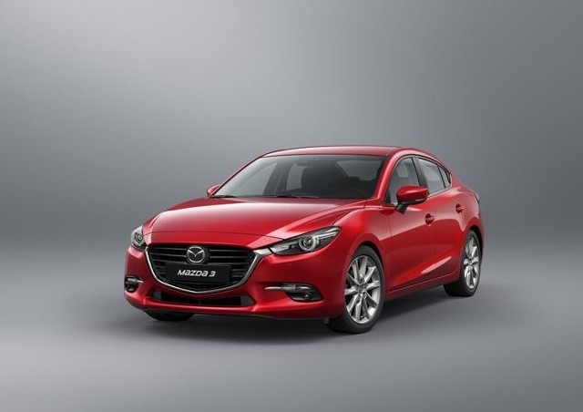 Mazda 3 Klienci mogą wybierać spośród trzech egzemplarzy z jednostkami benzynowymi o mocy 100, 120 i 165 koni mechanicznych, oraz dwoma dieslami: 105 i 165-konnym. W ofercie znajdują się zarówno modele z manualną, jak i automatyczną skrzynią biegów.Fot. Mazda