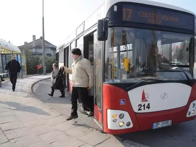 Po wprowadzonych przez MZK zmianach po pasażerów stojących na przystanku przy ulicy Częstochowskiej podjeżdża tylko autobus linii nr 17.