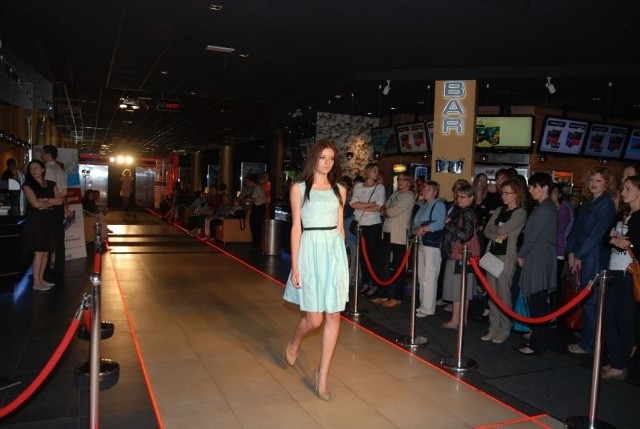 Na panie, które przyszły na Kino Kobiet do Heliosa czekała moc atrakcji. Jedną z nich był pokaz mody z udziałem finalistek Miss Polonia Ziemi Radomskiej 2013.