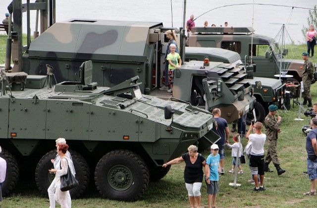 Z okazji swojego święta wojsko zorganizowało pokaz sprzętu. Miłośników militarnych pojazdów nie brakowało. 